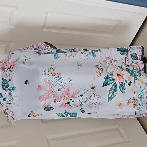 NWT Vince Camuto Lily Square Bright Floral Print Satin Scarf - Picture 2 of 13